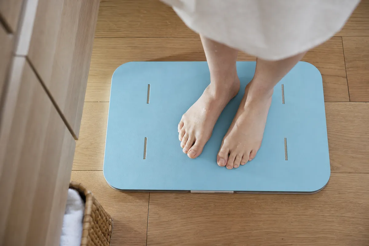 スマートバスマットに乗る足元のクローズアップ