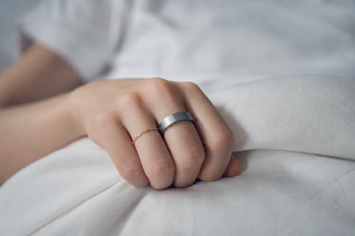 スマートリングと結婚指輪を別々の指につけた手元