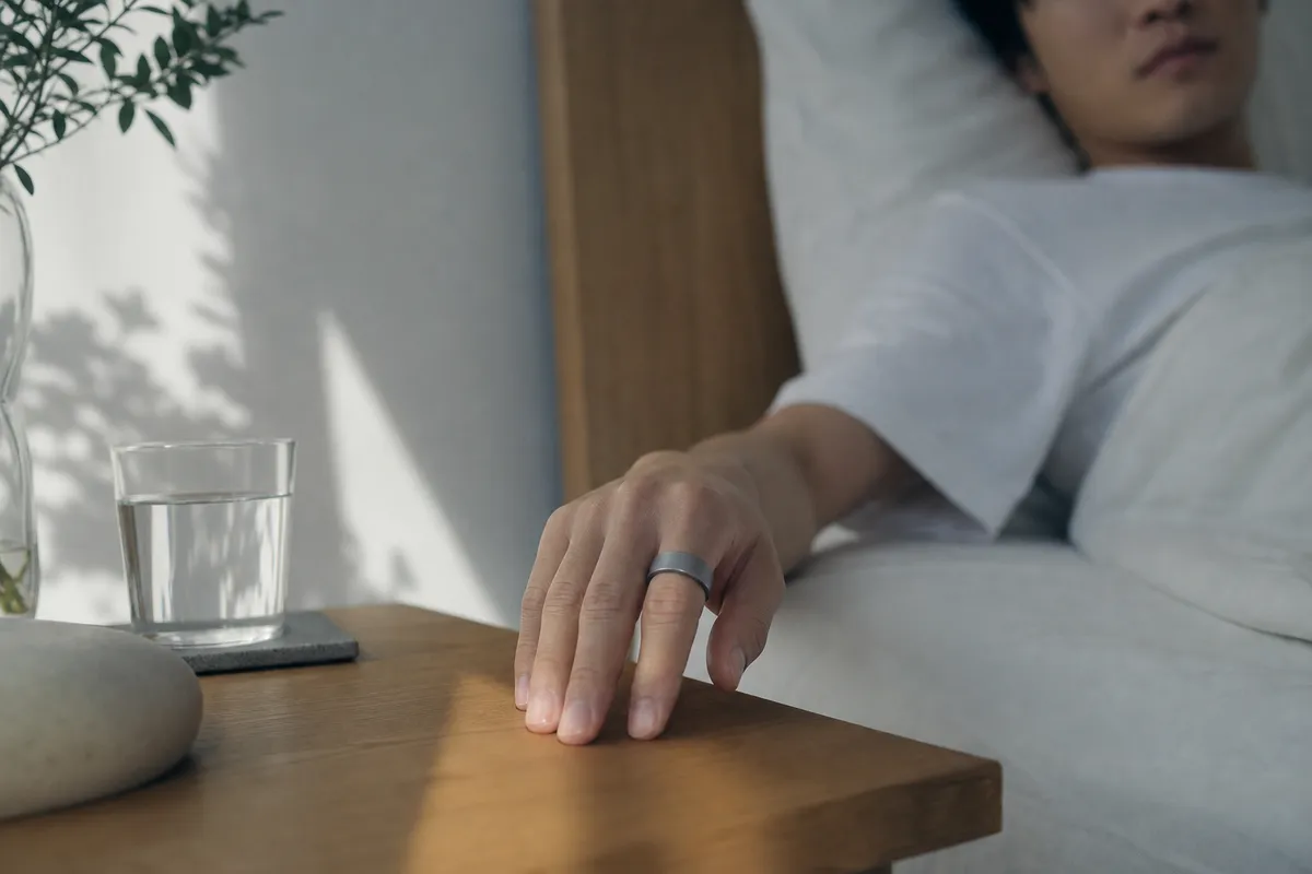 スマートリカバリーリングで睡眠スコアを確認する朝の手元