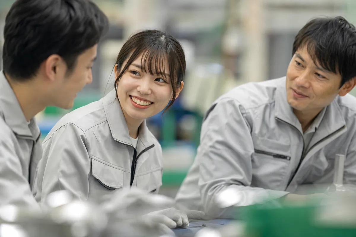 製造現場でミーティングをする従業員たち