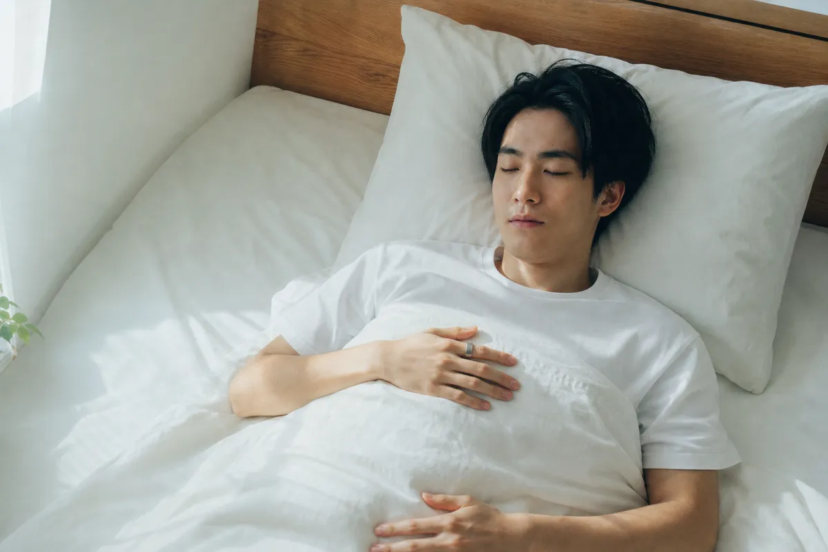 起床直後にスマートリングでHRVを確認する朝の情景