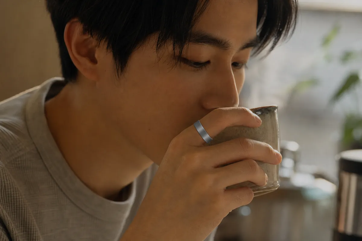 朝のルーティン中にスマートリングを装着した手元