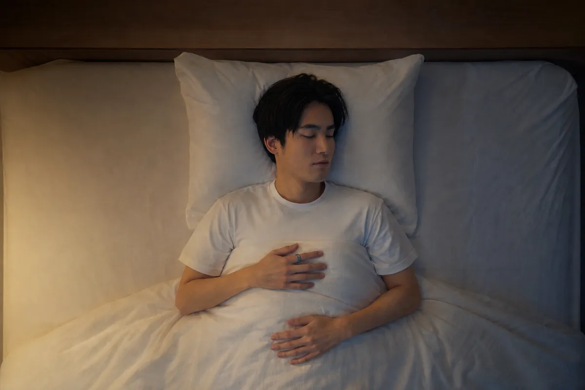 スマートリングを着けて眠る人の手元
