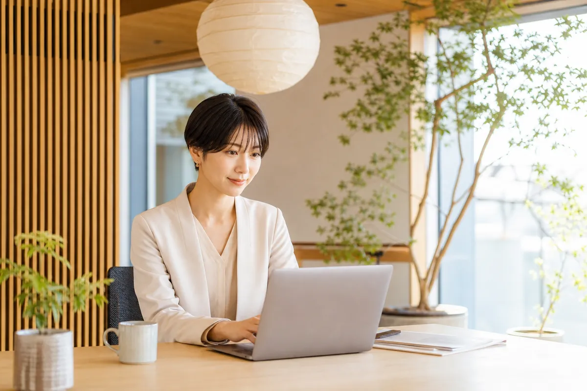 人事担当者が健康経営クラウドの管理画面を確認しているオフィスの様子
